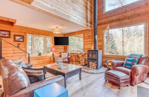 Zigzag House | Fantastic river cabin near Mount Hood with private hot tub firepit & wood stove