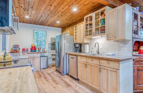 Zigzag House | Fantastic river cabin near Mount Hood with private hot tub firepit & wood stove