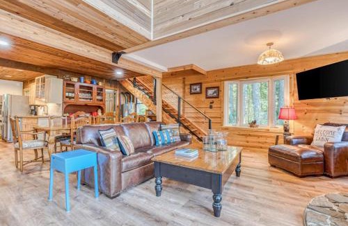 Zigzag House | Fantastic river cabin near Mount Hood with private hot tub firepit & wood stove