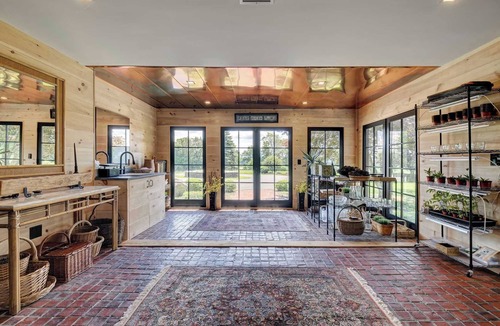 Lakeville House | Farm stay at Longpond Cellars & Farms