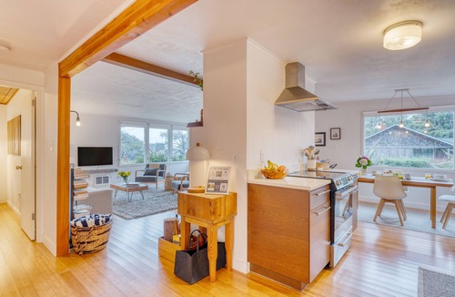 Arch Cape House | Four Bears by AvantStay | Walk to Beach, Hot Tub, Ocean View