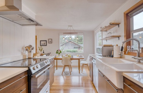 Arch Cape House | Four Bears by AvantStay | Walk to Beach, Hot Tub, Ocean View