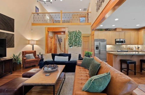 Welches Villa | Fox’s Den: A Luxurious Mountain Retreat in Scenic Mt. Hood Village