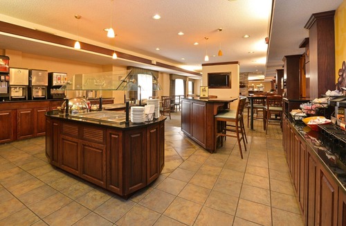 West Des Moines Apartment | Free Breakfast, Indoor Pool, Hot Tub | King Studio