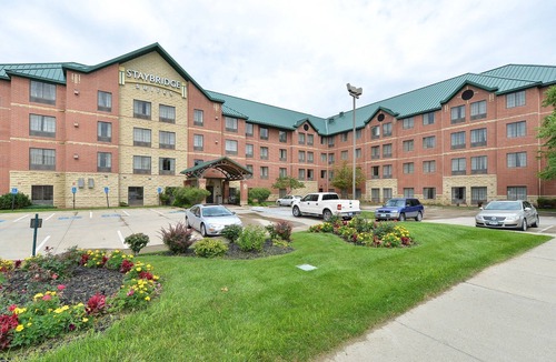 West Des Moines Apartment | Free Breakfast, Indoor Pool, Hot Tub | King Studio
