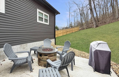 Lookout Valley Neighborhood Association House | Free Ruby Falls Ticket & More -Private pond stocked with fish-game room-fireplace-2 acres to explore