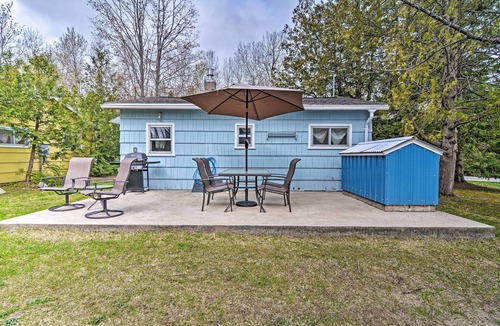 Charlevoix Cabin | Gateway to Boyne Mtn! 'Nestle by Lake' Cottage