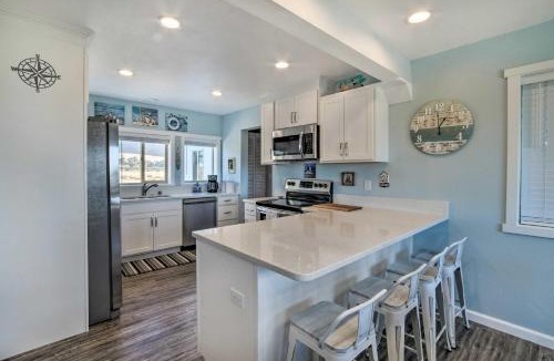 Gold Beach House | Gold Beach Home w/Hot Tub, 1/4 Mi to Beach!