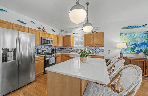 North End Condo | Gorgeous 5BR 3BA Home, close to beach, Town + playground; full linen service