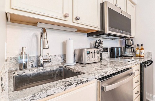 Acme Condo | 🏖️ Gorgeous Sunset Views @ The Shores Lake View Condo ➠ 5681