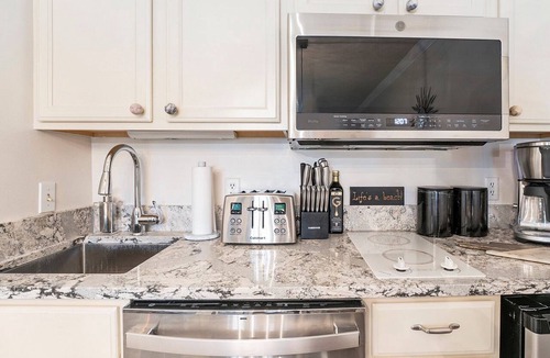 Acme Condo | 🏖️ Gorgeous Sunset Views @ The Shores Lake View Condo ➠ 5681