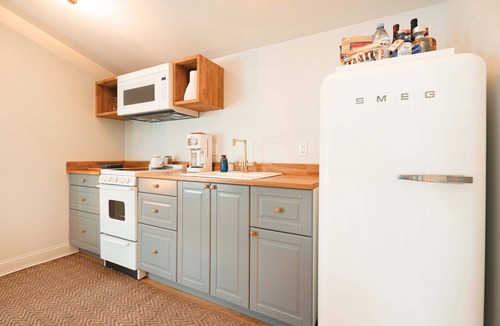 New Castle Apartment | Great Island Inn - Queen Studio Apt - River View