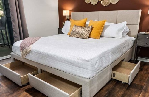 Meadowbrook Apartment | Great location! Easy access to restaurants/shops