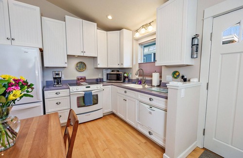 Historic Railroad District House | Hanna`s House | Downtown Retreat, Steps to OSF