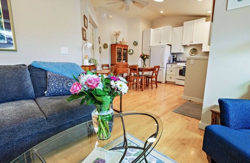 Historic Railroad District House | Hanna`s House | Downtown Retreat, Steps to OSF