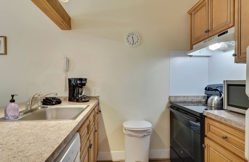Harbor Springs Condo | Harbor Cove #5, Near Skiing, Golf & Downtown