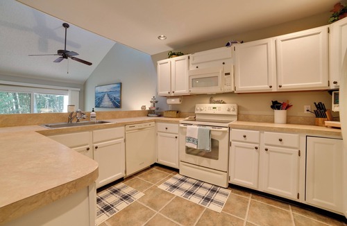 Harbor Springs Condo | Harbor Springs Condo w/Fireplace Near Skiing!