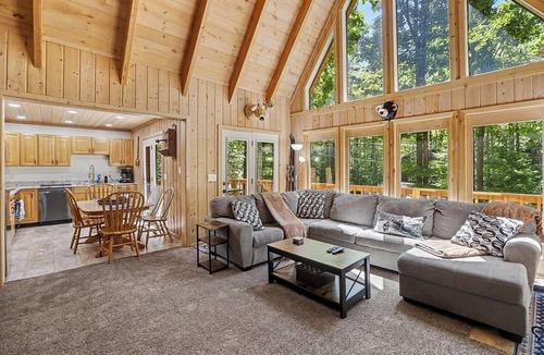 Harbor Springs Ski Chalet | Harbor Springs Lodge, Less then a mile to Nubs/Highlands Ski,Golf, Hot Tub,