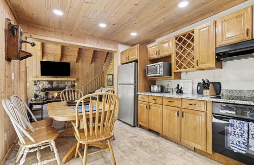 Harbor Springs Ski Chalet | Harbor Springs Lodge, Less then a mile to Nubs/Highlands Ski,Golf, Hot Tub,