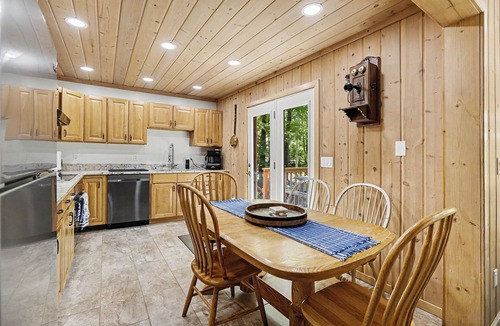 Harbor Springs Ski Chalet | Harbor Springs Lodge, Less then a mile to Nubs/Highlands Ski,Golf, Hot Tub,
