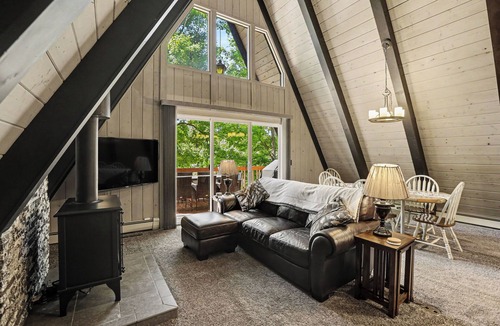 Harbor Springs Ski Chalet | Harbor Springs, walking distance, base of Nubs two minutes to Highlands+hot tub.