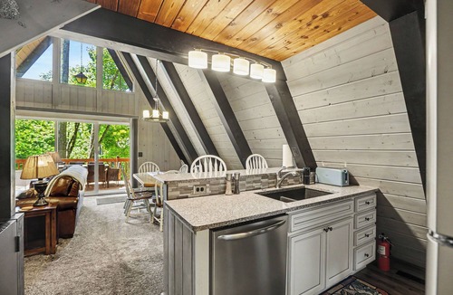 Harbor Springs Ski Chalet | Harbor Springs, walking distance, base of Nubs two minutes to Highlands+hot tub.