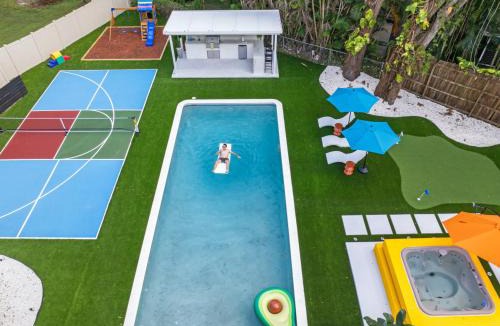 Bradenton House | Heated Pool Sleeps32 Pickle/Basketball Theater