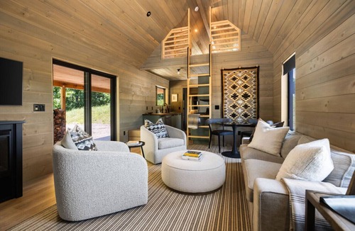 Petoskey Cabin | Hidden Acres - Austur Cabin