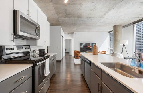 Downtown Chicago Apartment | High-End 3BR Retreat + Steps to Millennium Park