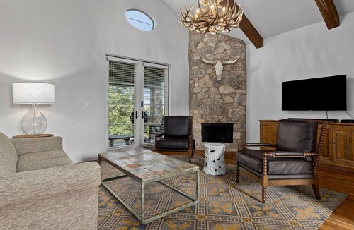 Ingram Resort | Hill Country | Luxury Nature Retreat | Pool + Trails | 2BR