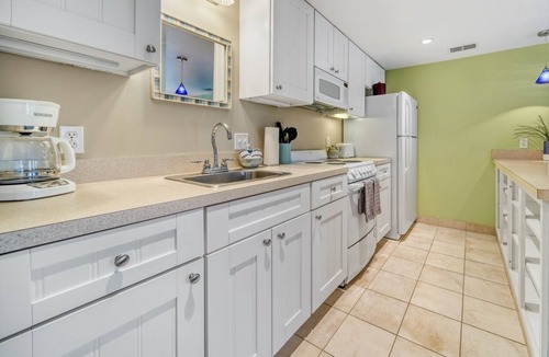 Saugatuck Resort | Holiday Hill Resort "Holiday Suite" Unit 702
