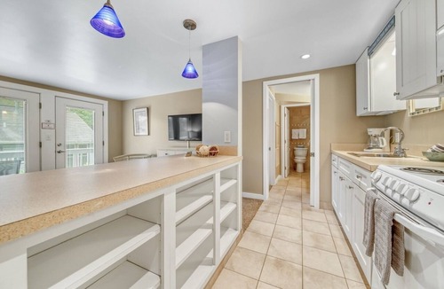 Saugatuck Resort | Holiday Hill Resort "Holiday Suite" Unit 702