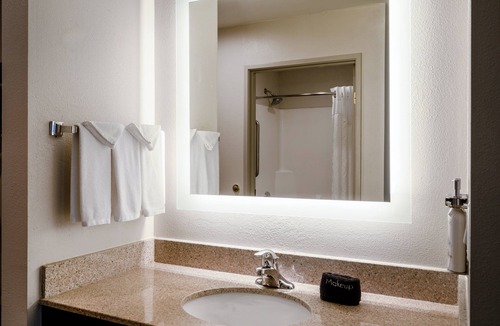 Libertyville Hotel | Holiday Inn Express & Suites Chicago-Libertyville by IHG