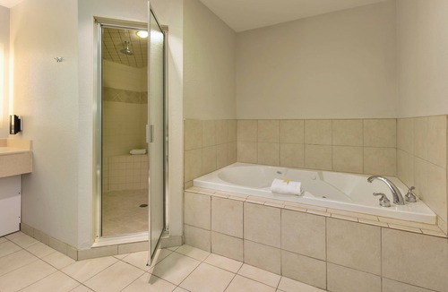 Petoskey Hotel | Holiday Inn Express & Suites Petoskey by IHG