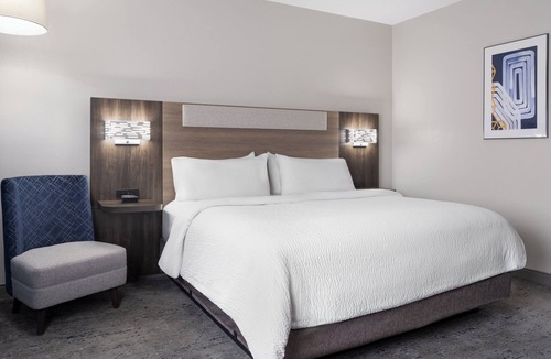 Bedford Hotel | Holiday Inn Express Toledo North by IHG