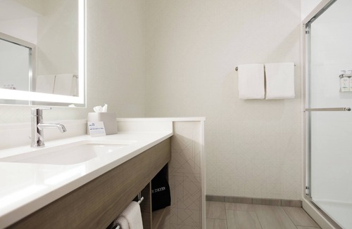 Bedford Hotel | Holiday Inn Express Toledo North by IHG