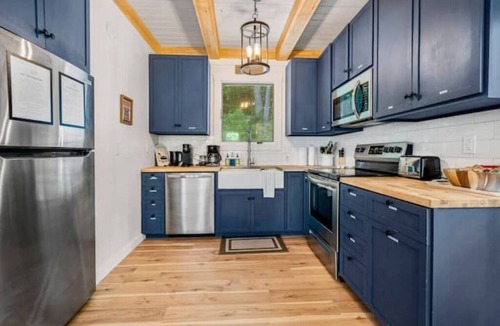 Campton House | Hot Tub + Pool Table + Resort Access + Fast Wifi