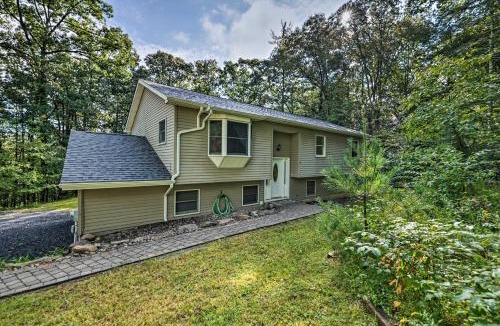 Stroudsburg House | Hot Tub & Yard: Stroudsburg Home in Poconos