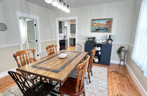 Scotia House | HUGE Remodeled Home Walkable Chef's Kitchen Near Union, GE, Ellis, Saratoga