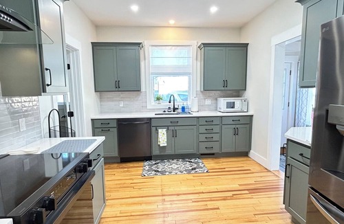 Scotia House | HUGE Remodeled Home Walkable Chef's Kitchen Near Union, GE, Ellis, Saratoga