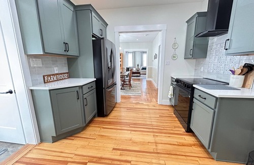 Scotia House | HUGE Remodeled Home Walkable Chef's Kitchen Near Union, GE, Ellis, Saratoga