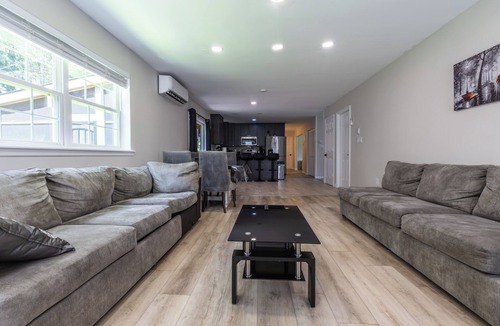 Blakeslee House | Huge screened porch/Jacuzzi/Game room/Trampoline/Fire pit/ Lake access
