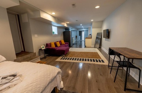 West Philadelphia Apartment | Huge Studio for 4 and 10 Min Train to Center City