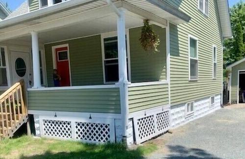 Ludington House | IN TOWN, ONLY 3 BLOCKS FROM LAKE MICHIGAN’S “STEARNS BEACH”!