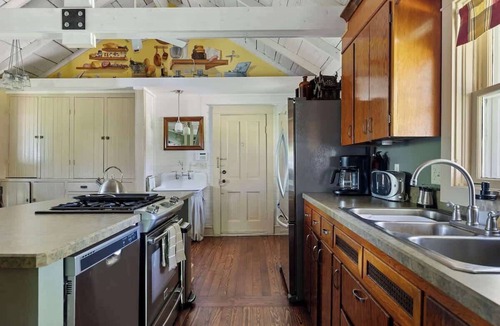 Three Oaks House | Juniper Presents The Fourth Oak: Distillery District Home w/Porch, Pets Welcome