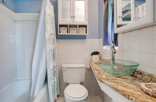 Bay Esplanade Condo | King Suite with bath