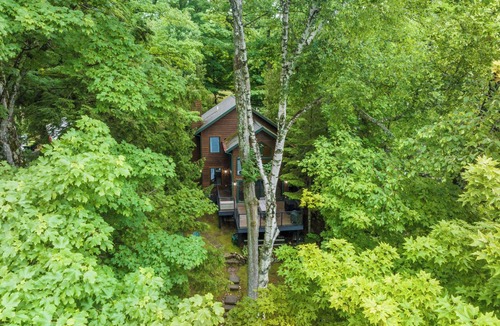 Charlevoix House | Lake Charlevoix Memories/Lakefront| Private Dock | close to Castle Farms