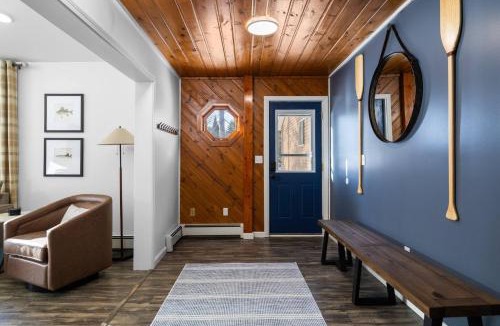 Gaylord House | Lake Front ~ Firepit ~ Kayaks ~ SUPs ~ Yard Games