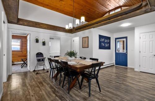 Gaylord House | Lake Front ~ Firepit ~ Kayaks ~ SUPs ~ Yard Games