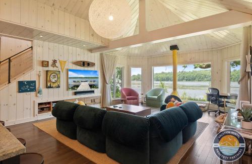 Elkhorn House | Lakefront 4-Bedroom Retreat with Hot Tub